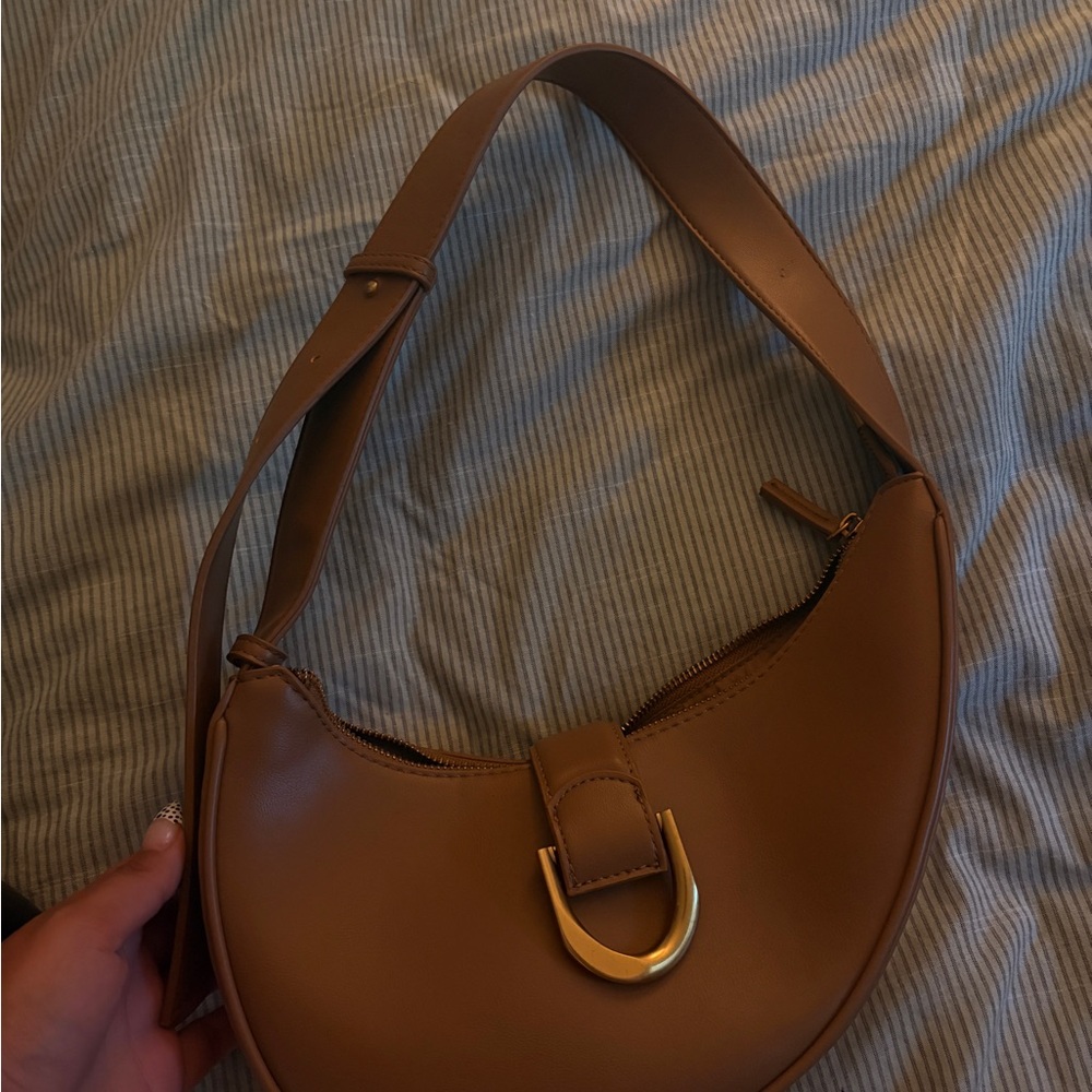Elegant Tan Leather Shoulder Bag